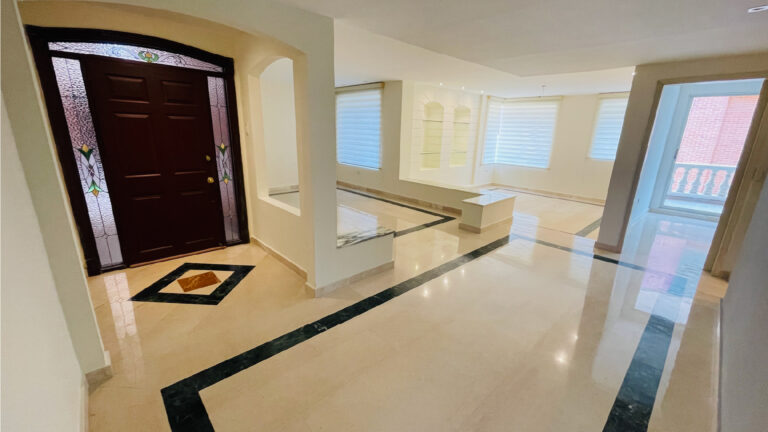 Apto de lujo remodelado con 220
